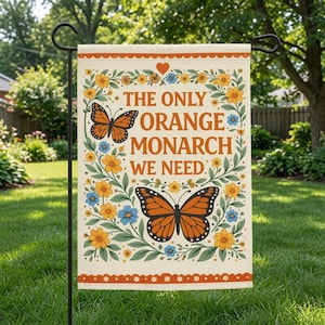Pode incluir: Uma bandeira de jardim retangular com fundo creme, decorada com uma borda de flores laranja e azuis com folhas verdes. Duas borboletas monarca laranja e pretas estão ilustradas. O texto diz: THE ONLY ORANGE MONARCH WE NEED.