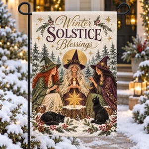 以下が含まれることがあります： 「Winter Solstice Blessings」という文字が書かれた長方形のガーデンフラッグ。雪の森の中でとんがり帽子をかぶった3人の人物が描かれ、ろうそくと三日月を持ち、雪の上には2匹の黒猫が松の枝の近くで休んでいる様子が表現されています。