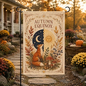 Puede incluir: Una bandera de jardín rectangular con el texto AUTUMN EQUINOX. El diseño muestra un círculo dividido con una luna creciente a la izquierda y un sol a la derecha. Un zorro se sienta debajo, rodeado de hojas de otoño, setas y bayas.