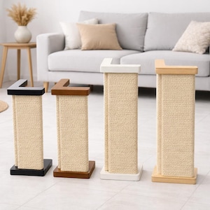 Puede incluir: Cuatro rascadores para gatos con textura de cuerda de sisal natural. Los postes tienen bases cuadradas y tapas en forma de L en negro, marr&oacute;n, blanco y madera clara. Los postes est&aacute;n dise&ntilde;ados para que los gatos se rasquen.