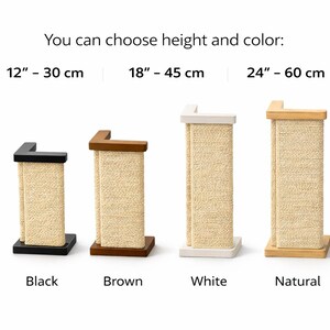 Puede incluir: Cuatro rascadores para gatos en negro, marr&oacute;n, blanco y madera natural. Los postes tienen una superficie para rascar de sisal. La imagen incluye texto que indica opciones de altura de 30 cm, 45 cm y 60 cm.