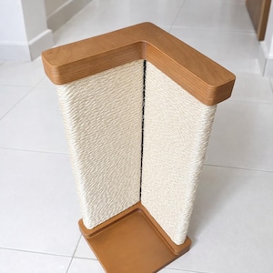 Puede incluir: Un rascador esquinero para gatos con marco y base de madera clara. Las superficies para rascar est&aacute;n hechas de cuerda natural bien enrollada. El poste est&aacute; dise&ntilde;ado para encajar en una esquina y proporcionar un lugar para que los gatos rasquen.