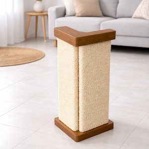 Puede incluir: Un rascador para gatos con marco de madera y superficie rascadora de cuerda natural. El poste tiene una base y una parte superior cuadradas, ambas de madera oscura. La superficie para rascar es de color beige claro.