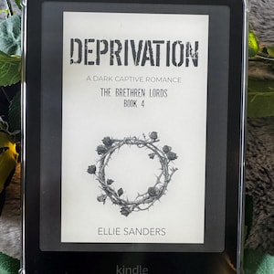 K&ouml;nnte beinhalten: Ein schwarzer Kindle-E-Reader, der das Buchcover f&uuml;r &bdquo;Deprivation: A Dark Captive Romance&ldquo; von Ellie Sanders anzeigt. Das Cover zeigt einen Kranz aus Rosen und Dornen. Das Ger&auml;t befindet sich in einer transparenten Schutzh&uuml;lle.
