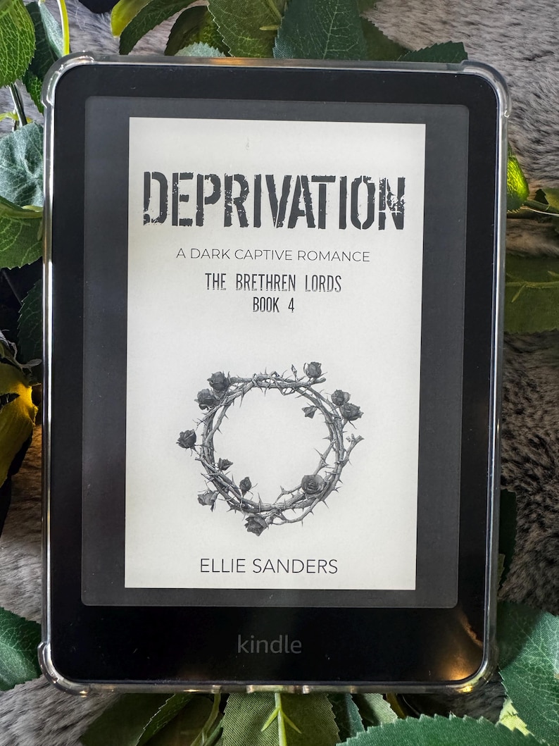 K&ouml;nnte beinhalten: Ein schwarzer Kindle-E-Reader, der das Buchcover f&uuml;r &bdquo;Deprivation: A Dark Captive Romance&ldquo; von Ellie Sanders anzeigt. Das Cover zeigt einen Kranz aus Rosen und Dornen. Das Ger&auml;t befindet sich in einer transparenten Schutzh&uuml;lle.