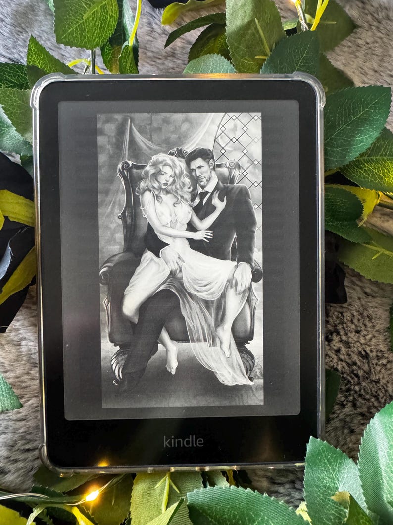 K&ouml;nnte beinhalten: Schwarzer Kindle E-Reader mit einer transparenten Schutzh&uuml;lle. Der Bildschirm zeigt eine Schwarz-Wei&szlig;-Illustration eines Paares in formeller Kleidung. Das Wort "kindle" ist unten auf dem Ger&auml;t aufgedruckt.