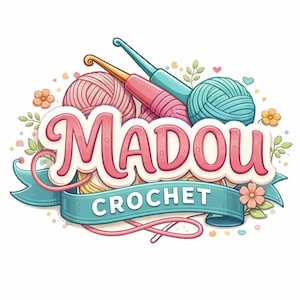 Peut inclure: Logo coloré pour "Madou Crochet" avec des pelotes de laine roses et bleues, des crochets et des éléments floraux. Le texte "Madou" est en rose, en forme de bulle, avec "Crochet" en dessous sur une bannière bleue.