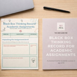 Op de afbeelding: Twee academische opdrachtgidsen en een laptop op een houten bureau. De gidsen heten "Black Box Thinking Record for Academic Assignments". Eén is een werkblad, de andere een gebruikershandleiding. Een pen en een kleine vetplant staan ook op het bureau.