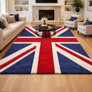 Puede incluir: Una alfombra rectangular con el diseño de la bandera del Reino Unido en rojo, blanco y azul. La alfombra está colocada en un salón con chimenea, sofá y sillones. Las dimensiones de la alfombra no son visibles.