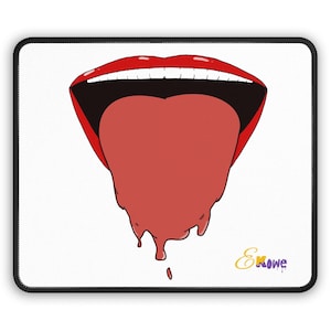 Puede incluir: Una alfombrilla de ratón blanca con borde negro presenta una ilustración de dibujos animados de labios rojos y una lengua roja goteando. El texto "EKOWE" está en la esquina inferior derecha en dorado y morado.