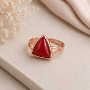 Naturlig röd korall triangelring | Geometrisk bezelring i 925 sterlingsilver