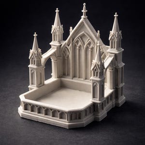 K&ouml;nnte beinhalten: Ein detailliertes, cremefarbenes Miniatur-Kathedralenmodell mit Spitzb&ouml;gen, T&uuml;rmchen und Bogenfenstern. Das Modell hat eine rechteckige Basis und ist vor einem dunklen Hintergrund platziert. Das architektonische Design ist aufwendig und symmetrisch.