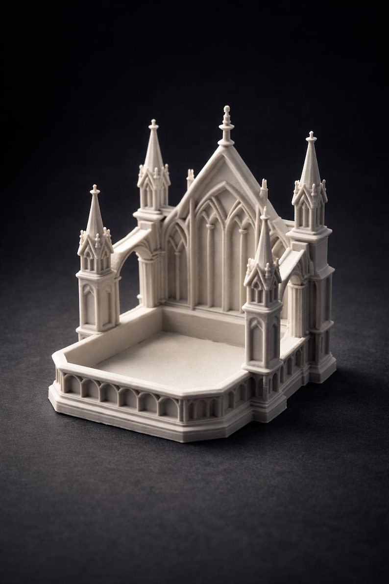 K&ouml;nnte beinhalten: Ein detailliertes, cremefarbenes Miniatur-Kathedralenmodell mit Spitzb&ouml;gen, T&uuml;rmchen und Bogenfenstern. Das Modell hat eine rechteckige Basis und ist vor einem dunklen Hintergrund platziert. Das architektonische Design ist aufwendig und symmetrisch.