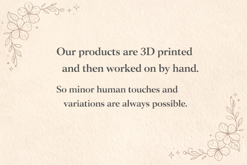 K&ouml;nnte beinhalten: Cremefarbener Hintergrund mit Text, der besagt, dass Produkte 3D-gedruckt und von Hand nachbearbeitet werden, was zu leichten Variationen f&uuml;hrt. Florale Eckendesigns in Braun umrahmen den Text.