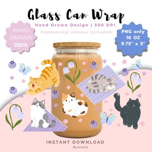 Puede incluir: Un diseño digital para envoltorio de vaso con ilustraciones dibujadas a mano de varios gatos, mariposas azules, flores moradas y arándanos. El texto dice Glass Can Wrap, Hand Drawn Design, 300 DPI, PNG only, 16 oz, 9.75" x 5", Instant Download.