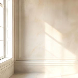 Pode incluir: Interior de uma sala com uma grande janela branca com vários painéis no lado esquerdo. A parede é bege claro com molduras decorativas. A luz do sol entra pela janela, projetando sombras na parede e no chão.