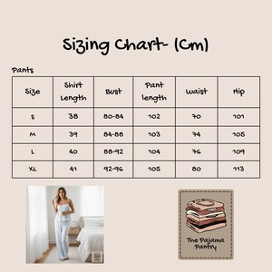 Puede incluir: Tabla de tallas en cent&iacute;metros para conjuntos de pijama, con medidas de largo de camisa, busto, largo de pantal&oacute;n, cintura y cadera. Tallas de la S a la XL. La imagen tambi&eacute;n incluye una mujer con un conjunto de pijama y el logo "The Pajama Pantry".