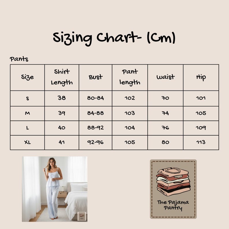 Puede incluir: Tabla de tallas en cent&iacute;metros para conjuntos de pijama, con medidas de largo de camisa, busto, largo de pantal&oacute;n, cintura y cadera. Tallas de la S a la XL. La imagen tambi&eacute;n incluye una mujer con un conjunto de pijama y el logo "The Pajama Pantry".