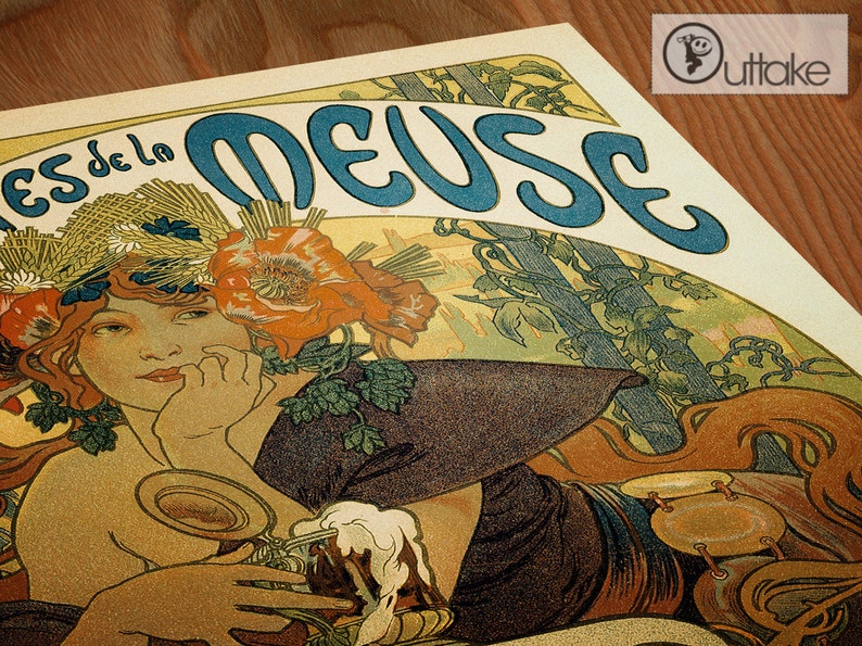 Op de afbeelding: Een vintage poster met een vrouw met een bloemenkrans en een vloeiende jurk, die een glas bier vasthoudt. De poster heeft de titel "Les de la Meuse" en is uitgevoerd in blauw en wit.