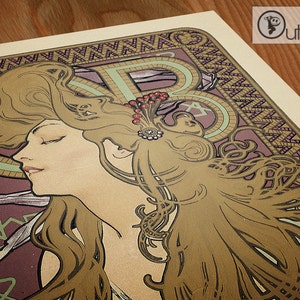 Puede incluir: Una ilustraci&oacute;n vintage de estilo art nouveau de una mujer con el pelo largo y suelto. La mujer est&aacute; representada en un marco decorativo con intrincados detalles. La ilustraci&oacute;n est&aacute; realizada en tonos dorados, marrones y morados.