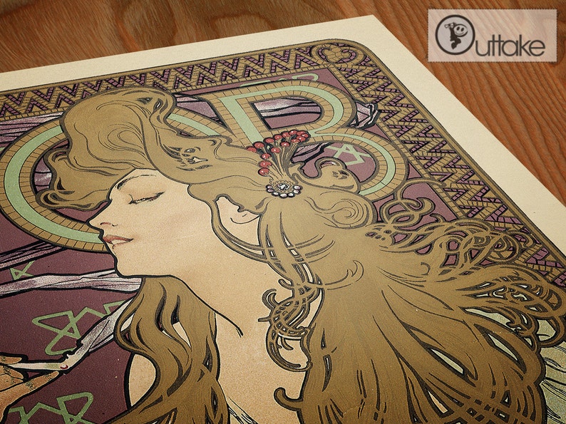 Puede incluir: Una ilustraci&oacute;n vintage de estilo art nouveau de una mujer con el pelo largo y suelto. La mujer est&aacute; representada en un marco decorativo con intrincados detalles. La ilustraci&oacute;n est&aacute; realizada en tonos dorados, marrones y morados.