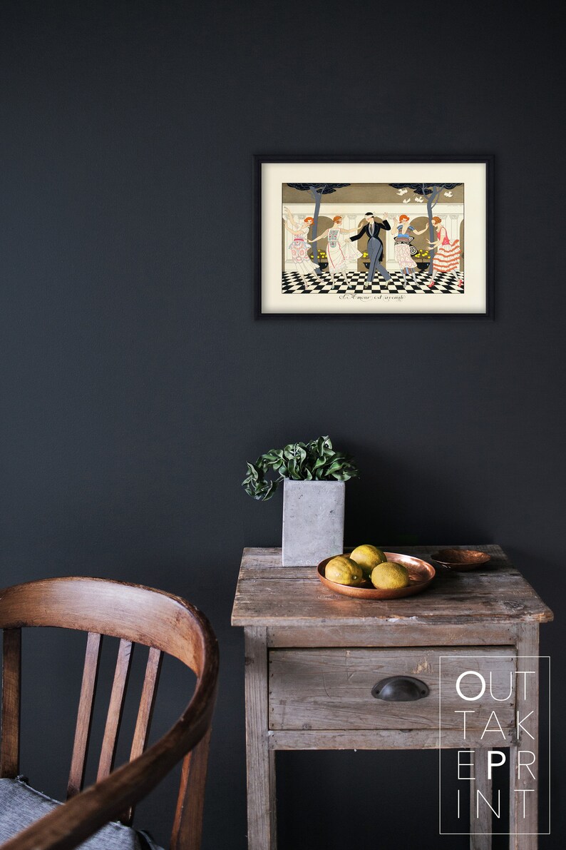 Puede incluir: Una ilustraci&oacute;n enmarcada de cinco personas bailando en un jard&iacute;n. La ilustraci&oacute;n est&aacute; en un marco negro y est&aacute; colgada en una pared gris oscuro. La ilustraci&oacute;n es de estilo vintage y presenta un suelo de ajedrez y &aacute;rboles en el fondo.