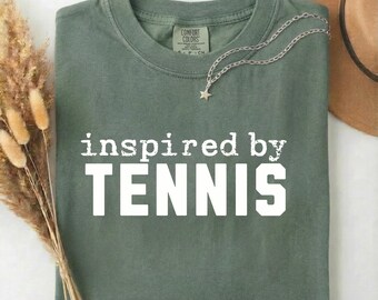 Inspiriert von Tennis Shirt, Retro Grafik T-Shirt für Tennisspieler, Komfort Farben T-Shirt, Tennis Liebhaber Geschenk