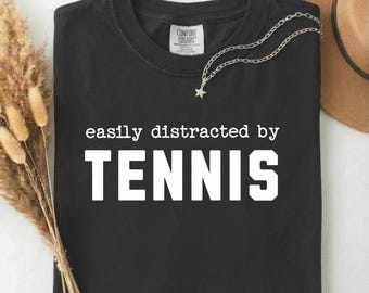 Leicht abgelenkt von Tennis Shirt, lustigem Tennisspieler Geschenk, Comfort Colors Graphic Tee