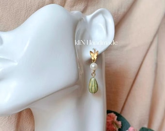 Meadow Drops – Handmade earrings with freshwater pearls & Czech glass beads