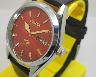 Movimento meccanico automatico Citizen 8200 di fabbricazione giapponese, quadrante rosso, giorno e data.