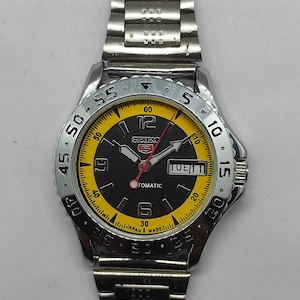 Reloj automático vintage Seiko 6309: esfera negra y amarilla, fabricado en Japón imagen 5