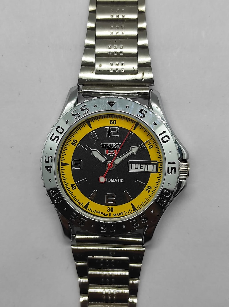 Reloj automático vintage Seiko 6309: esfera negra y amarilla, fabricado en Japón imagen 5