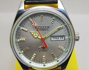 Movimento meccanico automatico Citizen 8200 di fabbricazione giapponese, quadrante color argento, giorno e data.