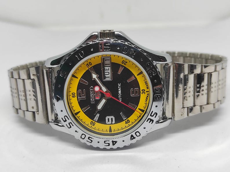 Reloj automático vintage Seiko 6309: esfera negra y amarilla, fabricado en Japón imagen 8