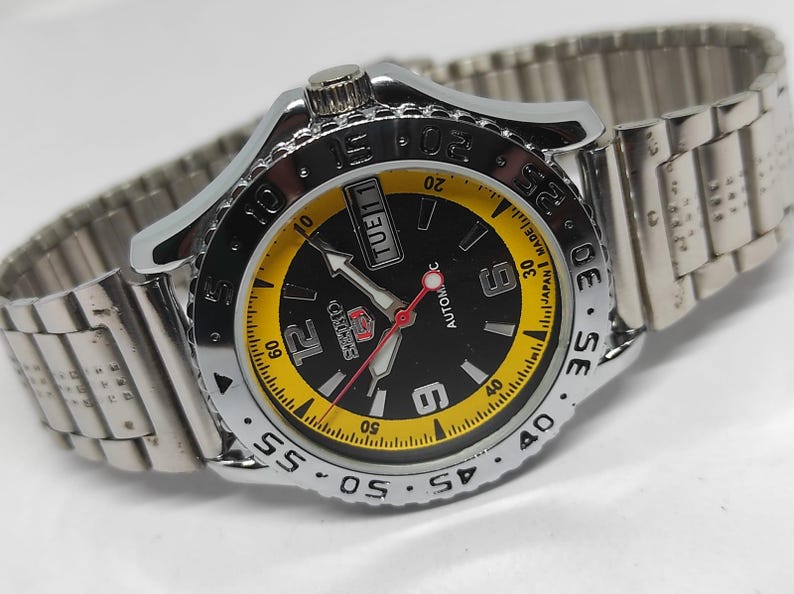 Reloj automático vintage Seiko 6309: esfera negra y amarilla, fabricado en Japón imagen 4