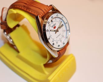 Orologio da polso automatico giapponese Seiko 5 con fondello trasparente e quadrante bianco, perfettamente funzionante.