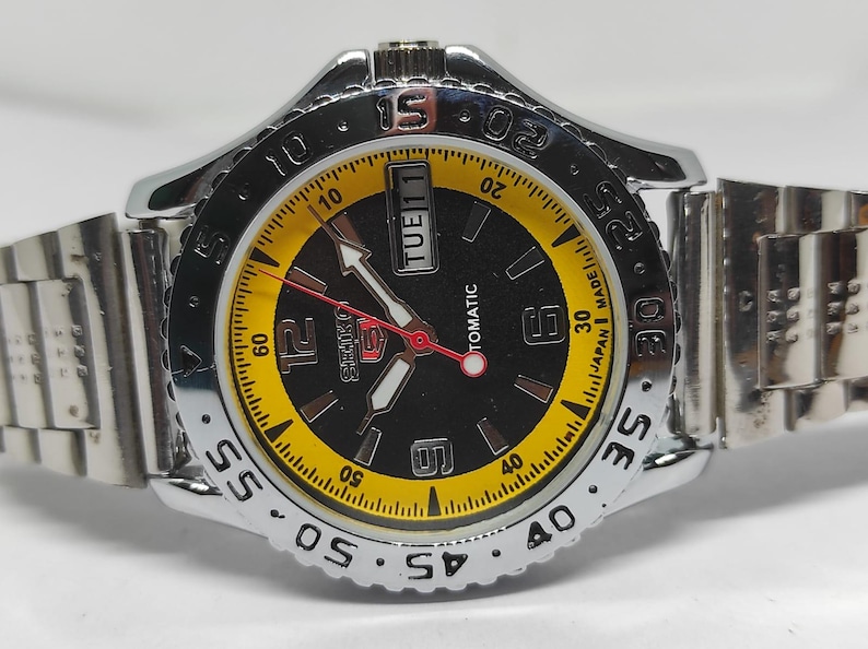 Reloj automático vintage Seiko 6309: esfera negra y amarilla, fabricado en Japón imagen 7