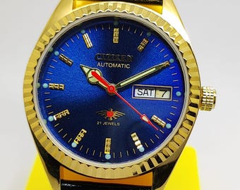 Citizen automatico calibro 8200, prodotto in Giappone, quadrante blu, giorno e data.