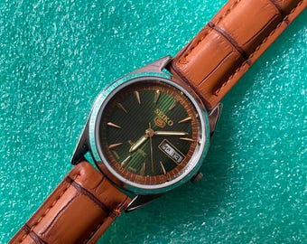 Reloj de pulsera vintage Seiko 5 para hombre, fabricado en Japón, esfera de color verde, correa de cuero.