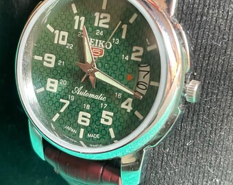 Orologio automatico Seiko 5 vintage ricondizionato: quadrante verde, cinturino in pelle marrone, prodotto in Giappone