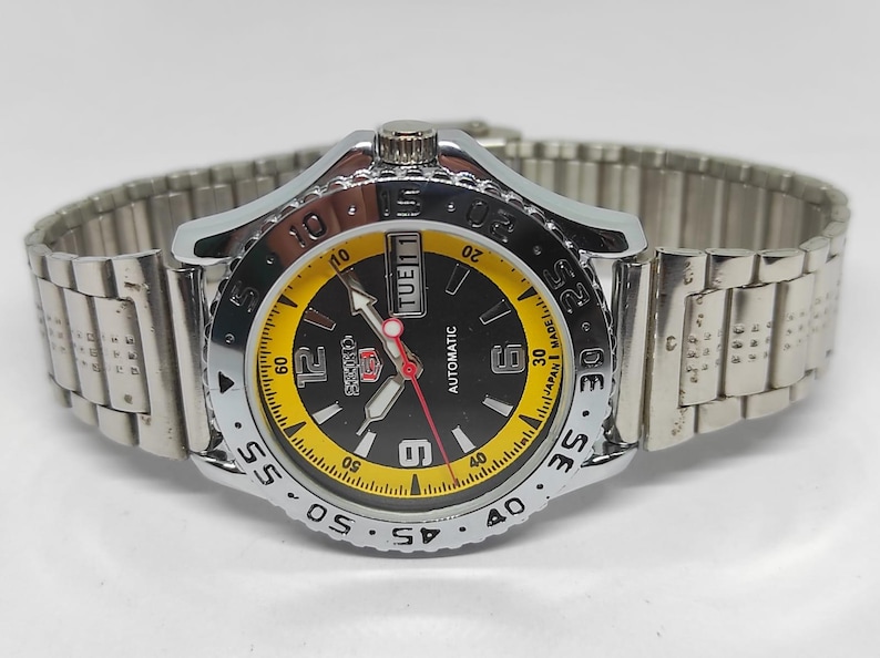 Reloj automático vintage Seiko 6309: esfera negra y amarilla, fabricado en Japón imagen 2