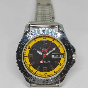 Reloj automático vintage Seiko 6309: esfera negra y amarilla, fabricado en Japón imagen 3