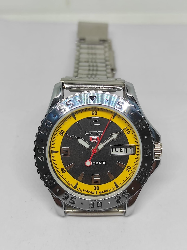 Reloj automático vintage Seiko 6309: esfera negra y amarilla, fabricado en Japón imagen 3