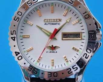 Movimento meccanico automatico Citizen 8200 di fabbricazione giapponese, quadrante bianco, giorno e data.