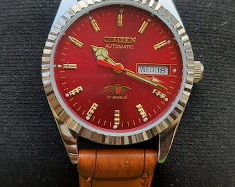 Movimento meccanico automatico Citizen 8200 di fabbricazione giapponese, quadrante rosso, giorno e data.