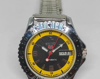 Orologio automatico Seiko 5 ricondizionato, quadrante nero giallo, cinturino in acciaio inossidabile