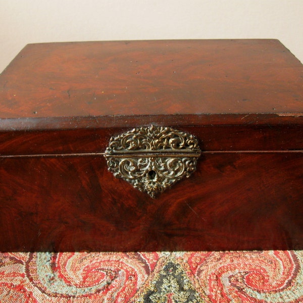 Vintage entrejambe boîte en acajou - rosace en laiton de style Art Nouveau - c. 1880-1900