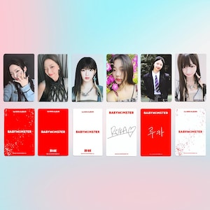 Peut inclure: Ensemble de cartes photo rectangulaires. Les cartes présentent des images de personnes et le texte "BABYMONSTER". Certaines cartes comportent des signatures et du texte en coréen. Les cartes sont rouges et blanches.