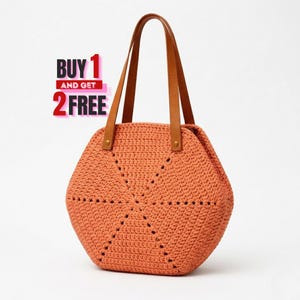 Könnte beinhalten: Ein Set aus drei Keramikbechern mit gesprenkelter, matter Oberfläche. Die Becher sind in Creme-, Hellgrau- und Dunkelgrautönen gehalten. Jeder Becher hat ein schlichtes, minimalistisches Design.