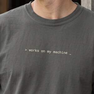 Camiseta "Funciona en mi máquina" Camiseta de broma sobre contenedores Docker Atuendo de ingeniero DevOps Ropa con memes de codificación Regalo para desarrolladores de software Ropa para consultores de TI